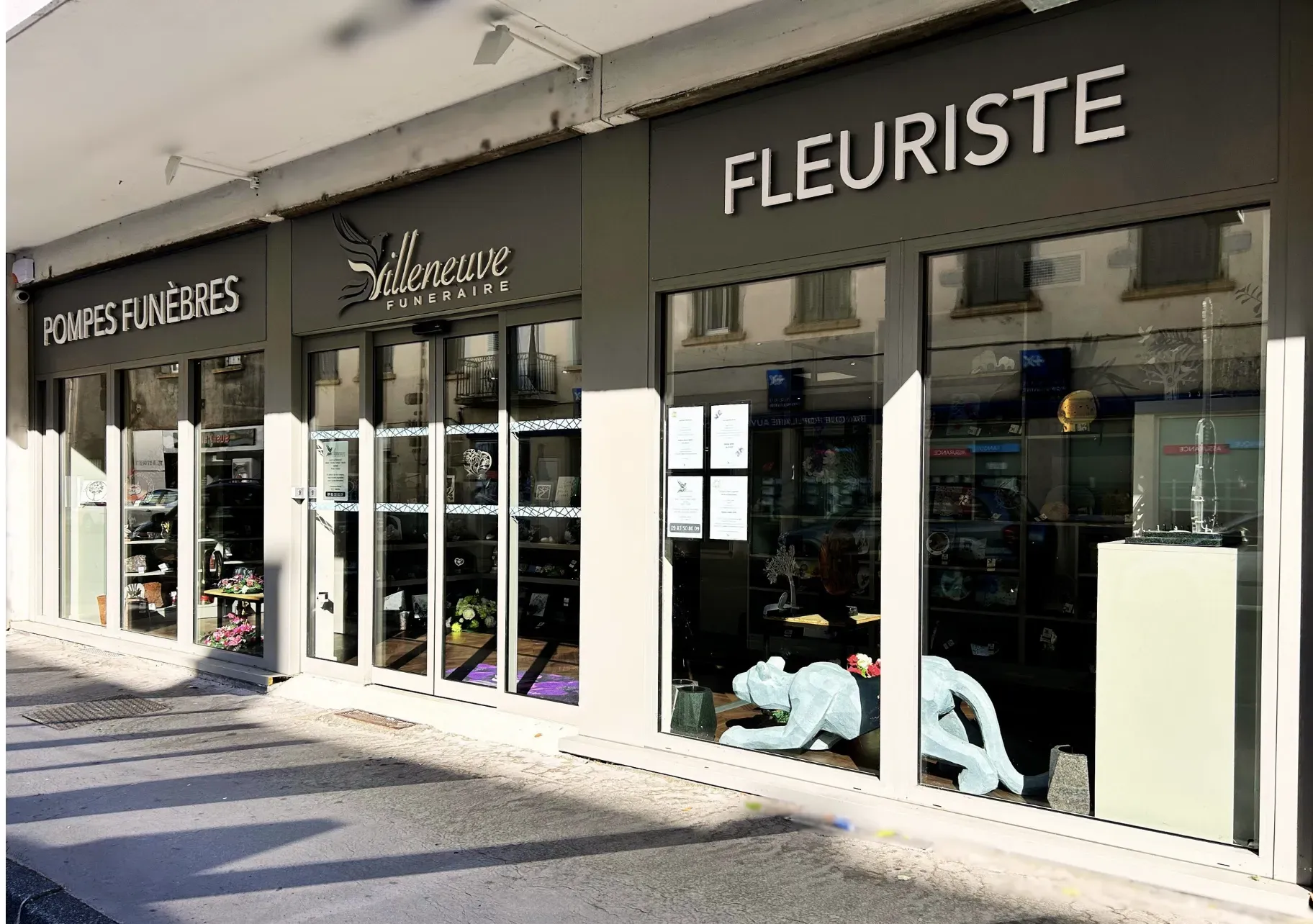 Façade de l'agence Villeneuve Funéraire et fleuriste en centre-ville.