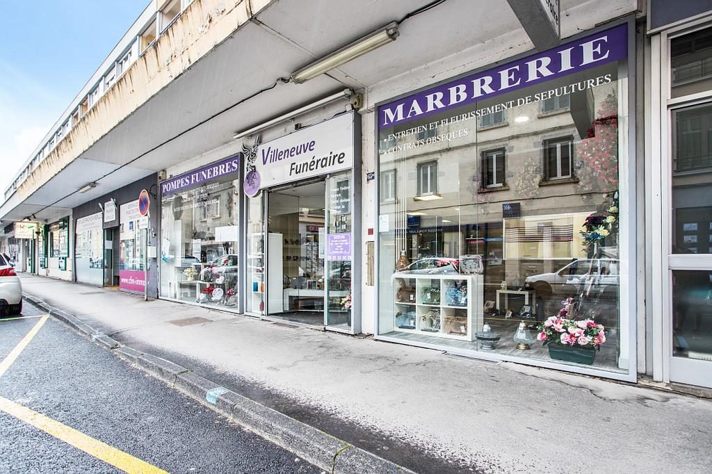 devant magasin villeneuve funeraire